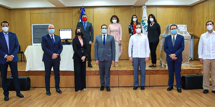 CONEP entrega al Gobierno dos máquinas para detectar COVID-19