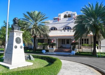 Embajador Víctor Grimaldi responde a la cancillería