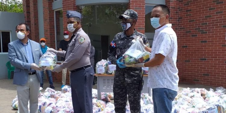 Comunidad China en RD dona a PN 200 Kits de alimentos