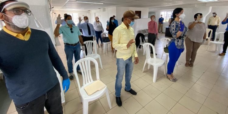 Grupos activistas partidarios pasan a apoyar a Luis Abinader en SDE