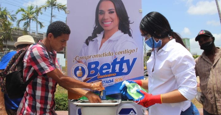 Betty Gerónimo instala lavamanos portátiles en Santo Domingo Norte