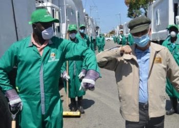 Alcalde SDE supervisa empresa recolectora de basura en Brisas del Este