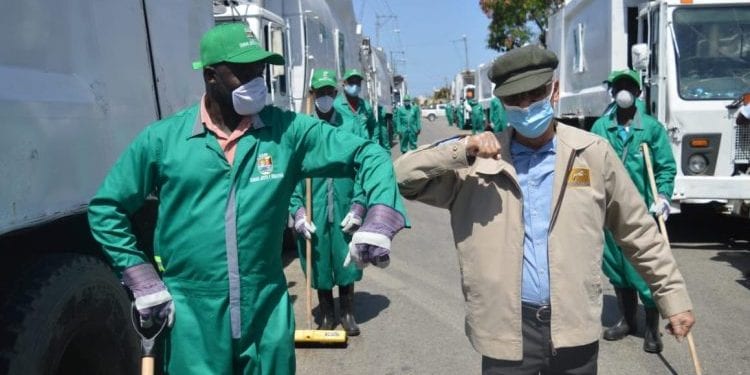 Alcalde SDE supervisa empresa recolectora de basura en Brisas del Este