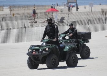 Estado de Nueva York reduce restricciones para reuniones al disminuir la COVID-19