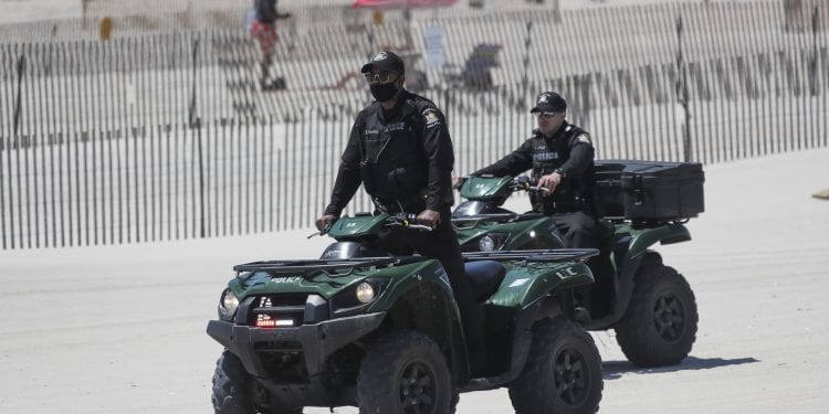 Estado de Nueva York reduce restricciones para reuniones al disminuir la COVID-19