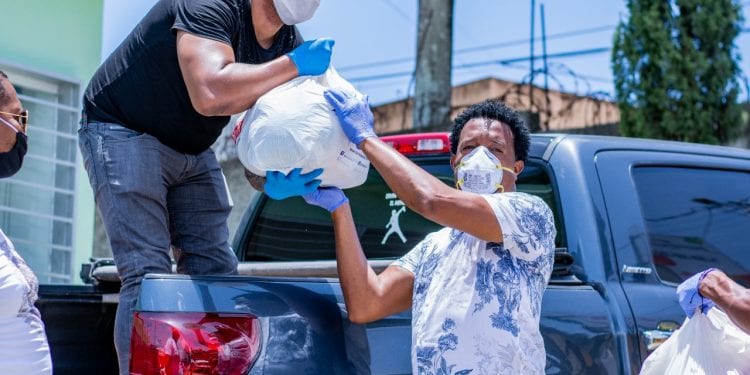 Fundación Pedro Martínez y beisbolistas se unen para donar a familias por el COVID-19