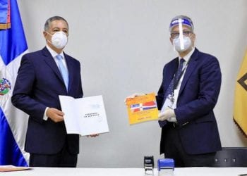 Gonzalo Castillo entrega programa de gobierno a la Junta Central Electoral