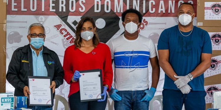 Fundación Pedro Martínez y Coalición de Peloteros entregan donación a Salud Pública