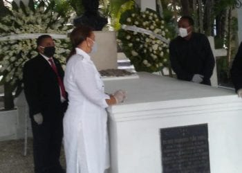 Palabras de Peggy Cabral en tumba la tumba de Peña Gómez