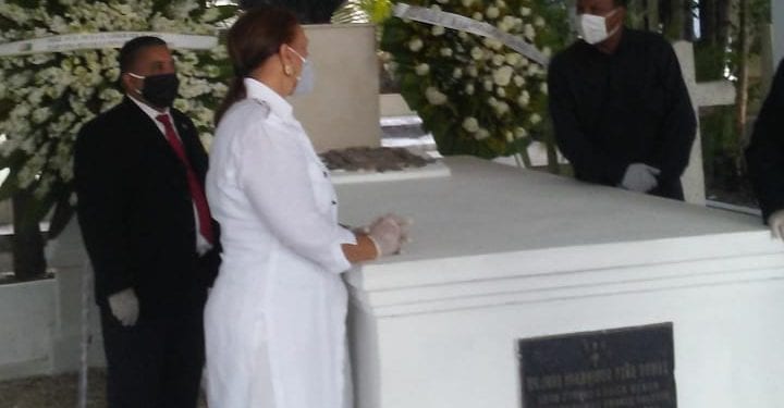 Palabras de Peggy Cabral en tumba la tumba de Peña Gómez