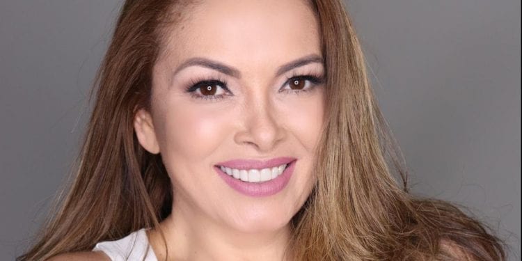 Riczabeth presenta su libro “Saca el mujerón que hay en ti”