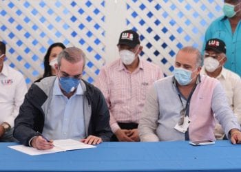 Abinader visita Nagua y se compromete a construir malecón