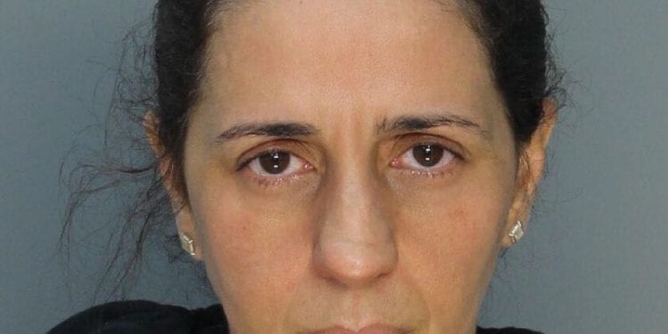 Acusada oficialmente de asesinato y premeditación madre dominicana en Miami