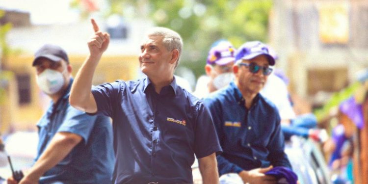 Danilo Medina acompaña a Gonzalo durante recorrido por el Cibao