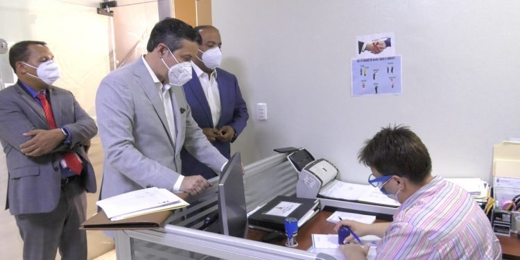 Campaña de Abinader entrega a la JCE reporte financiero