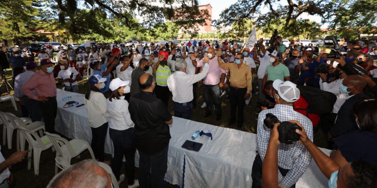 El PRD se moviliza; ingresan nuevas personas a sus filas