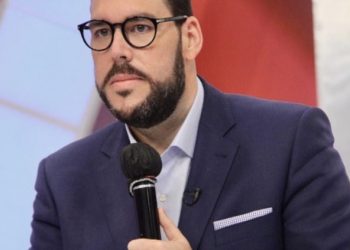 Gómez Casanova opuesto colegios operen como negocios