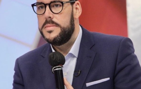 Gómez Casanova opuesto colegios operen como negocios