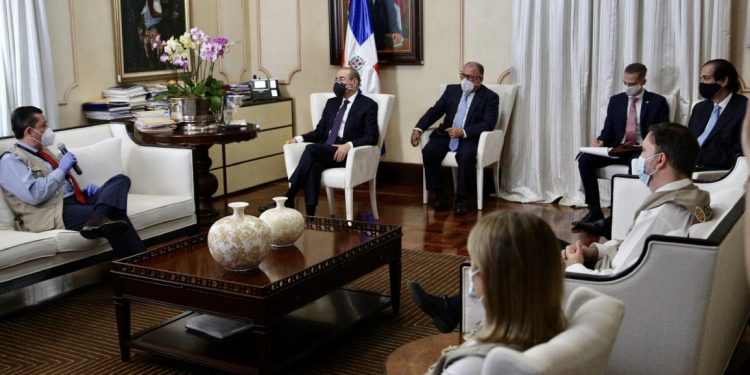 Observadores de la OEA visitan al presidente Danilo Medina