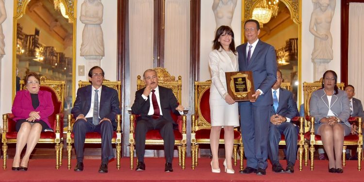 Anuncian las bases para el Premio de Excelencia Magisterial 2020