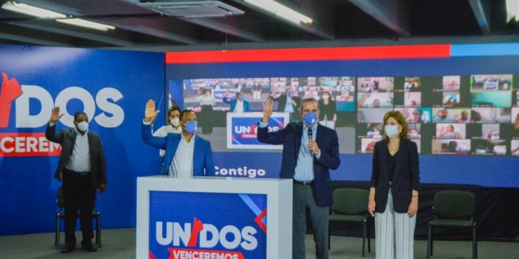 Abinader juramenta 128 movimientos del sector externo de País Posible