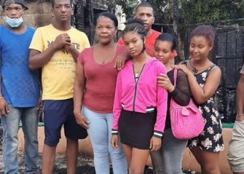 Un voraz incendio redujo a cenizas una vivienda de familia en Monte Plata