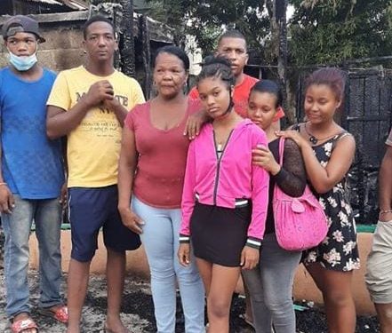 Un voraz incendio redujo a cenizas una vivienda de familia en Monte Plata