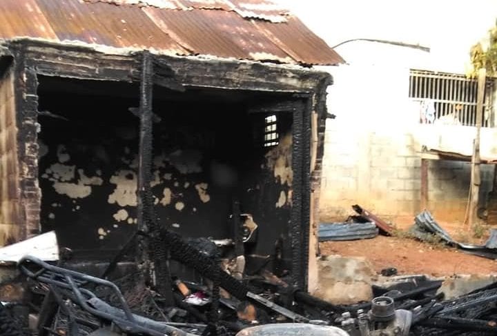 Un voraz incendio redujo a cenizas una vivienda de familia en Monte Plata