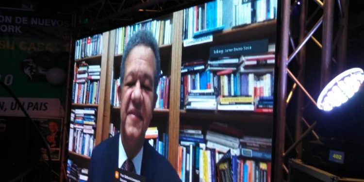 Leonel Fernández juramenta a dirigentes del PLD en Nueva York en la Fuerza del Pueblo