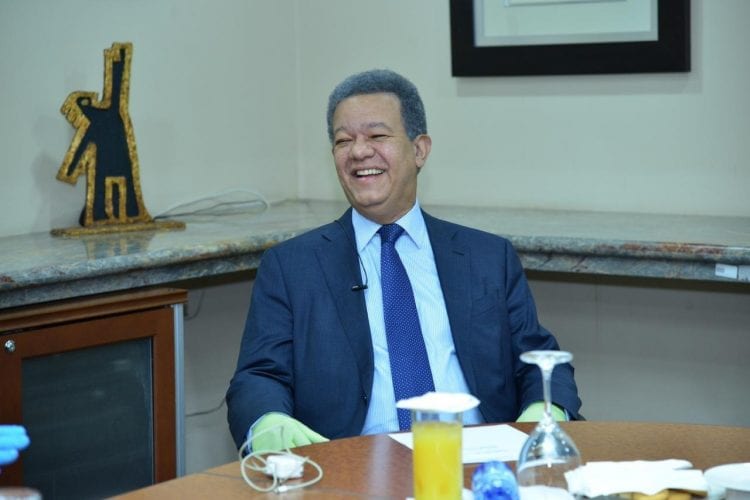 Leonel Fernández dice Gobierno usa fondos de pensiones en campaña