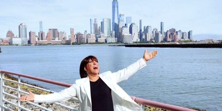 Milly Quezada rinde tributo a los servidores de la salud dedicándoles el tema "Gracias a Ti".