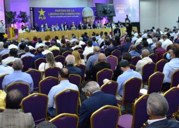 Danilo Medina asiste a reunión del comité central del PLD