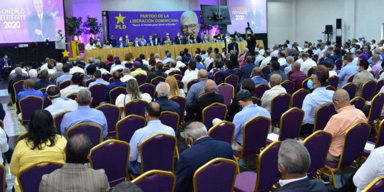 Danilo Medina asiste a reunión del comité central del PLD