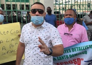 Pequeños comerciantes protestan frente a la JAD contra subasta de ajo