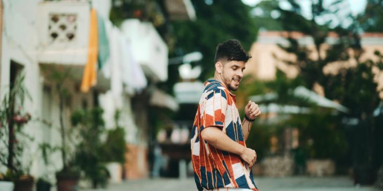 Cantante Sange promociona su reciente sencillo, “Locura”