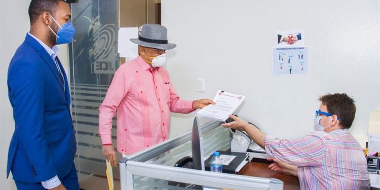 Leonel Fernández entregó a JCE informe de gastos en la campaña electoral