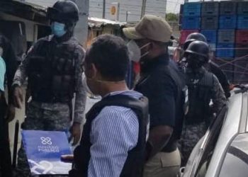 Autoridades allanan tiendas donde se alteraban celulares presuntamente robados