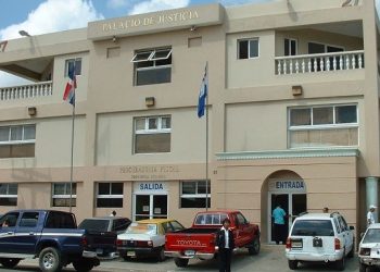 Fiscal SDE dice reclusos permanecen en camión porque poder judicial demolió la cárcel que había