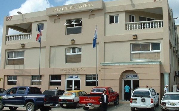 Fiscal SDE dice reclusos permanecen en camión porque poder judicial demolió la cárcel que había