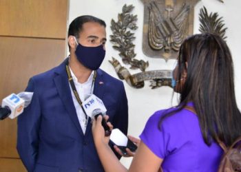 Representante de Gonzalo Castillo deposita informe financiero a la JCE