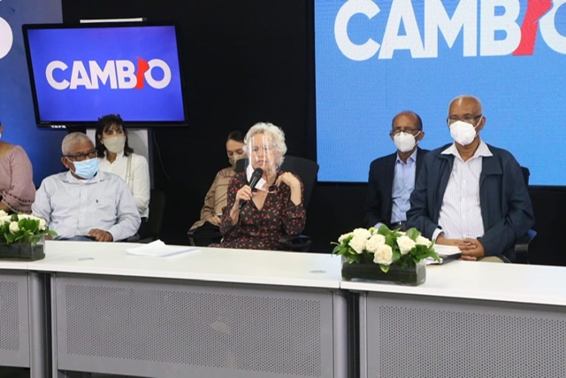 Abinader respalda iniciativa comunitaria de autogestión educativa contra el Covid-19