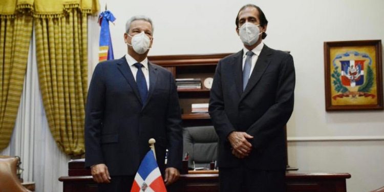 Ministro Montalvo y Lisandro Macarrulla sostienen reunión con miras al traspaso de mando