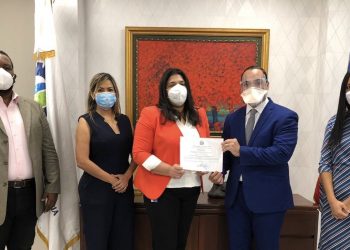 MICM entrega Decreto de incorporación de la Cámara de Comercio Domínico-Ecuatoriana