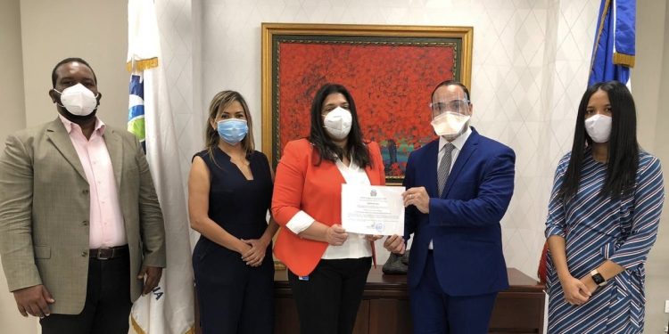 MICM entrega Decreto de incorporación de la Cámara de Comercio Domínico-Ecuatoriana