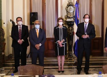 Comisiones del gobierno saliente y el gobierno entrante reunidos.