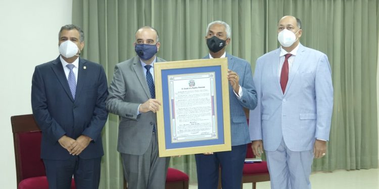 Senado de la República entrega reconocimiento al empresario José Tejeda