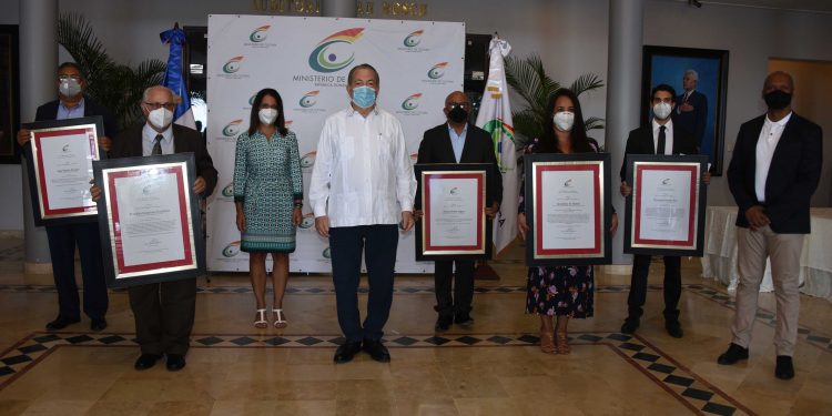 Escritores reciben Premios Anuales de Literatura