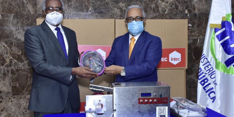 El ministro de Salud Pública reibe los ventiladores.