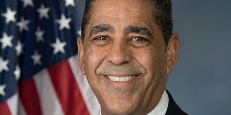 Congresista Espaillat motiva hispanos a completar Censo EE.UU 2020
