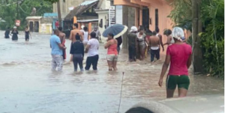 Desbordamientos de ríos dejan aisladas comunidades e inundan cientos de viviendas en Hato Mayor y El Seibo